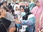 Jemaah-haji-menangis-haru-bertemu-keluarga-di-Masjid-Al-Mukarram-Amanah-Kota-Kuala-Kapuas.jpg