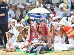 Jemaah-rela-kepanasan-untuk-menyimak-tausyiah-Ustadz-Abdul-Somadsr.jpg