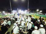 Jemaah-sampai-ke-jalan-raya-dan-jembatan-untuk-mengikutihaul-ke-2-Guru-Zuhdi-di-Banjarmasin.jpg
