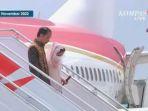 Jokowi-dan-Iriana-turuni-pesawat-iriana-sempat-terpeleset.jpg