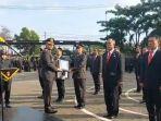 KAPOLRESTala-AKBP-Muhammad-Junaeddy-Johnny-memberikan-penghargaan-kepada-belasan-anggota.jpg