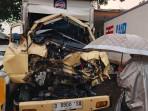 KECELAKAAN-BERUNTUN-Kondisi-kendaraan-truck-light-box-yang-te.jpg