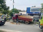 KECELAKAAN-Truk-bermuatan-tanah-uruk-menambakdd.jpg