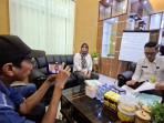 KEPALA-Kantah-Tala-Endah-Nurcahaya-tengah-didampingi-staf-menjelaskan-kepada-wartawan.jpg