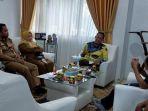 KEPALA-SMAN-1-Pelaihari-Ihsanul-Imani-jelaskan-mekanismes-zonasi.jpg