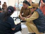 KERACUNAN-MBG-Bupati-Nunukan-Irwan-Sabri-membesuk-pasien-anak-yan1.jpg