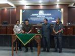 KETUA-DPRD-Tala-Muslimin-SE-menandatangani-berita-acara-pengesahan-APBD-2024.jpg