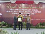KETUA-KPU-Tala-Rudy-Pratikno-menyerahkan-SK-dan-Berita-Acara-Penetapan-Paslon.jpg