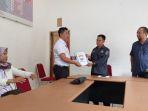 KETUM-KONI-Tala-M-Fahrianoor-tengah-didampingi-sekretaris-menerima-proposal.jpg