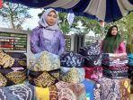 KHAIRUNISA-memperlihatkan-motif-baru-Kondang-Sultan-bikinannya.jpg