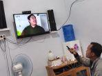 KHAIRUR-REZKI-nonton-TV-analog-ber-STB-di-rumah-temannya.jpg
