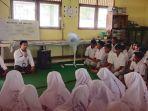 KPU-Tapin-saat-sosialisasi-Pemilu-bagi-pemilih-pemula-di-Madrasah-Aliyah-Swasta12.jpg