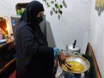 KULINER-Rika-saat-memasak-Empek-empeknya-di-warung-Minggu-1632025-malam1.jpg