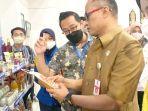 KaDisnakerkop-UKP-HSS-Hendro-Martono-lihat-produk-UMKM-di-Indomaret-Kandangan-24082022.jpg