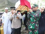 KaPolres-Tapin-AKBP-Ernesto-Dandim-Letkol-Inf-Andi-Sinrang-usung-keranda-jenazah-Masyraniansyah.jpg