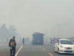 Kabut-asap-menyelimuti-areal-Jalan-Gubernur-Sarkawi-sadf.jpg