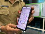 Kadisduk-Capil-Banja-rdan-Kabidnya-menunjukkan-aplikasi-Star-Banjar-asd.jpg