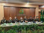 Kajati-Kalsel-Rina-Virawati-SH-Mh-saat-memimpin-pers-rilis.jpg