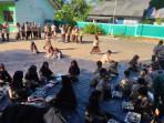 Kalangan-murid-SDN-1-Telaga-menyantap-MBG-bersama-di-bawah-pohon-di-halaman-sekolah2.jpg
