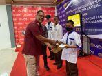 Kalapas-Banjarbaru-I-Made-Supartana-menyerahkan-surat-resmi-khsusu-2.jpg