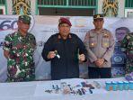 Kalapas-Kelas-IIB-Tanjung-Heru-Yuswanto-memperlihatkan-barang-terlarang-hasil-penggeledahan.jpg