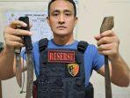 Kanit-Reskrim-Ipda-Partogi-Hutahaean-memperlihatkan-tiga-sajam.jpg