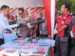 Kapolda-Kalsel-Irjen-Pol-Andi-Rianto-memeriksa-senjata-tantitank-Kamis-08062023.jpg