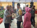 Kapolda-Kalsel-Irjen-Pol-Winarto-SH-MH-memberikan-cinderamata.jpg