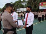 Kapolres-Balangan-AKBP-Zaenal-Arifin-memberikan-piagam-penghargaan.jpg