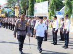 Kapolres-HSU-AKBP-Meilki-Bharata-cek-pasukan-operasi-ketupat-2024.jpg