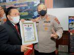 Kapolres-Kotabaru-AKBP-M-Gafur-Aditya-Harisada-Siregar-SIK-menerima-penghargaan-dari-Lemkapi.jpg