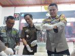Kapolres-Tabalong-AKBP-Anib-Bastian-memasukan-barang-bukt1.jpg