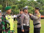 Kapolres-Tabalong-AKBP-Anib-Bastian-menyematkan-tanda-dimulainya-Operasi-Ketupat-Intan-2024.jpg