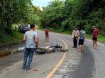 Kapos-Lantas-Magalau-Aiptu-Azyumardi-A-melakukan-olah-TKP-di-lokasi-kecelakaan-tunggal.jpg