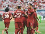 Kapten-Liverpool-Virgil-Van-Dijk-memberikan-selamat-kepada-rekan-rekannya.jpg
