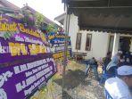 Karangan-bunga-di-rumah-duka-Ketua-KPU-Kalsel-almarhum-Sarmuji-Sabtu-11022023.jpg