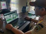 Kasubag-umum-dan-kepegawaian-Satpol-PP-Balangan-mengoperasikan-aplikasi-Si-Prajawan1.jpg