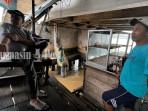 KeLOTOK-TABRAK-WARUNG-Sebuah-klotok-dilaporkan-s.jpg