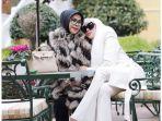 Kebersamaan-Syahrini-dan-Wati-Nurhayati-sang-ibu-kala-liburan-bersama-di-Istanbul.jpg
