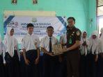 Kejari-Balangan-saat-melaksanakan-program-Jaksa-Masuk-Sekolah-JMS-di-SMPN-1-Juai.jpg