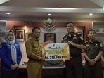 Kejari-HSS-serahkan-pengembalian-uang-korupsi.jpg