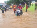 Kendaraan-terjebak-banjir-menggeng-ruas-jalan-Raya-Stagen-Kotabaru.jpg