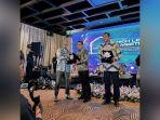 Kepala-BP2RD-Batola-Dahtiar-Fajar-SSTP-MSi-menerima-penghargaan.jpg