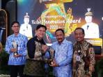 Kepala-Brida-Kalsel-Thaufik-Hidayat-menyerahkan-penghargaan-Kalsel-Innovation-Award.jpg