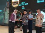 Kepala-DLH-Kalsel-Hanifah-Dwi-Nirwana-menerima-penghargaan-dari-Wapres-Maruf-Amin.jpg