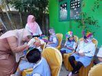 Kepala-Dinkes-Tala-dr-Hj-Isna-Farida-meneteskan-vaksin-polio-kepada-pelajar-TK-Pembina.jpg