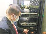Kepala-Diskominfo-Kabupaten-Hulu-Sungai-Utara-HSU-Adi-Lesmana-menunjukkan-ruang-server.jpg