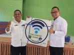 Kepala-Diskominfo-Tabalong-H-M-Noor-Rifani-serahkan-program-wifi-gratis-di-SMKN-1-Banua-Lawas.jpg