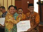 Kepala-Kanwil-Kemenkumham-Kalsel-Faisol-Ali-menerima-penghargaan.jpg