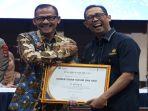 Kepala-Kanwil-Kemenkumham-Kalsel-Faisol-Ali-saat-menerima-penghargaan-dari-DJPb-Kalsel.jpg
